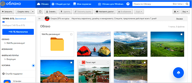 Человек у палатки на берегу моря, отдыхает на природе, вдали от городской суеты.